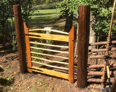 Gärdsgård tillverkas av noga utvalt material. Till våra grindar använder vi gran eller fura av högsta kvalitet